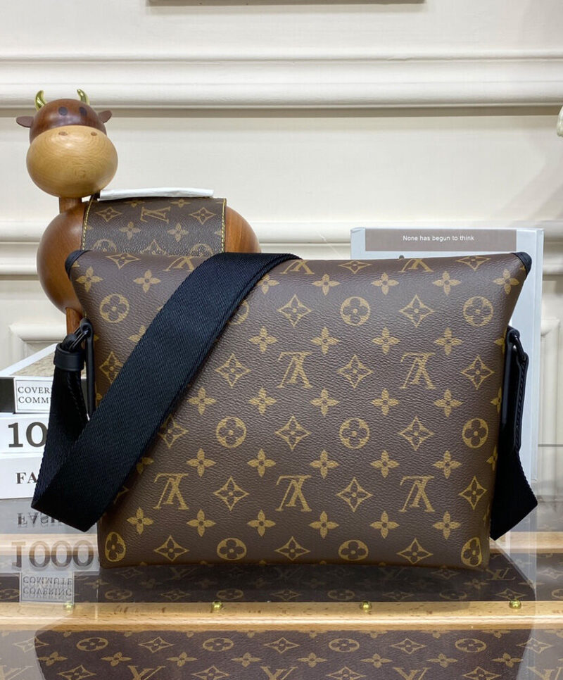 Louis Vuitton Magnetic Messenger M45557 Brown